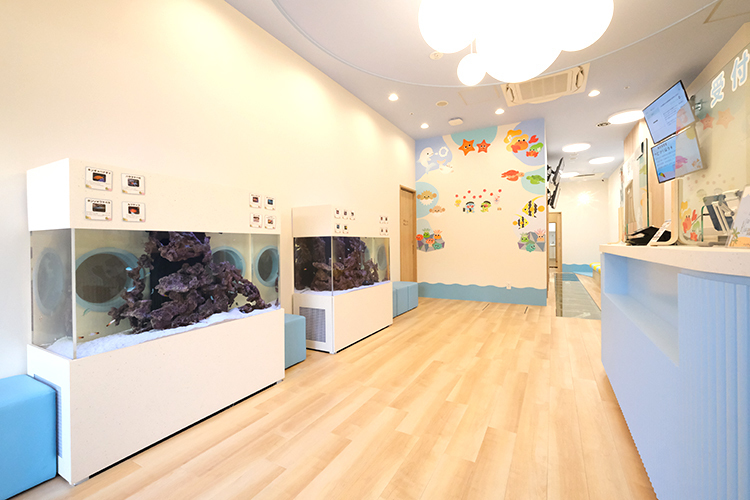 アクアキッズクリニック市川院 市川市 待合室は広々としており、リラックスして過ごすことができる