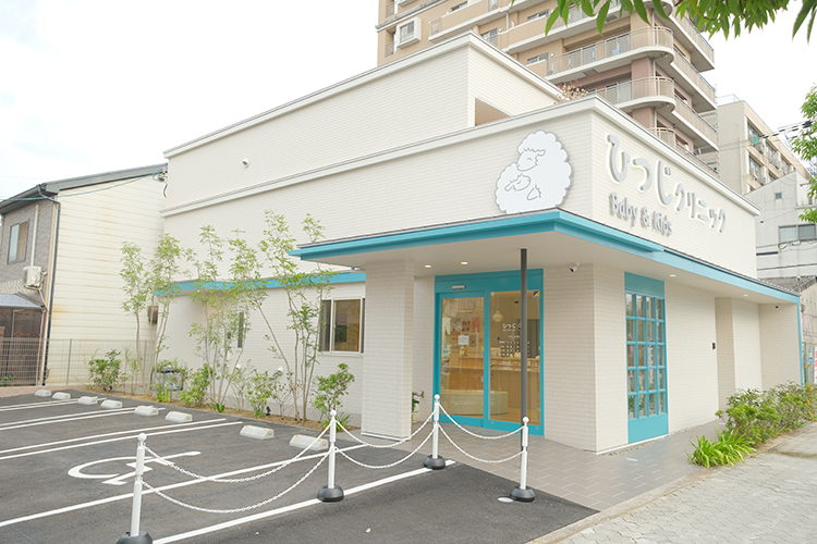 ひつじBaby＆Kids Clinic 大阪市住吉区 ペールブルーの窓枠が印象的な、住宅街に位置するクリニック