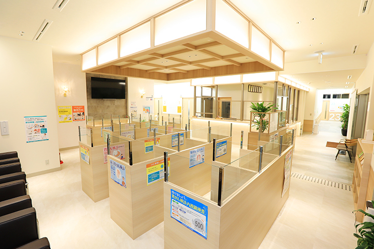 さくら医院 名古屋市緑区 感染症対策のため仕切りを備えた待合