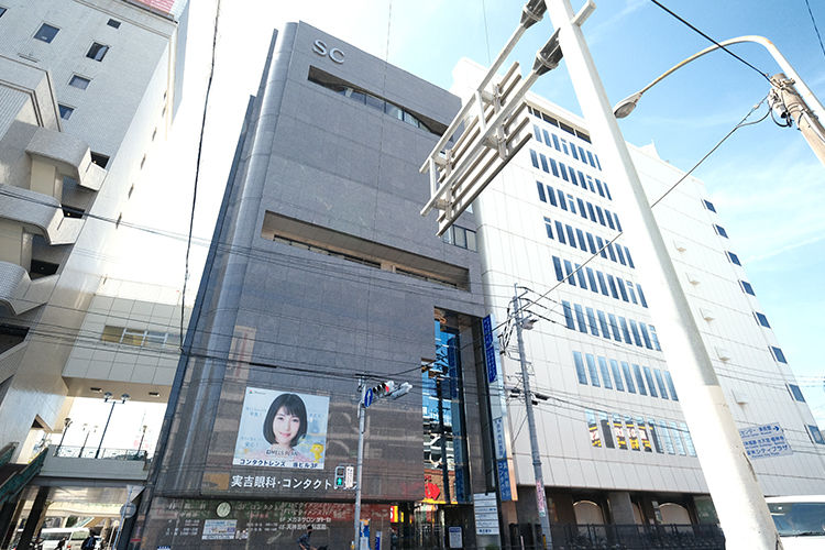 実吉眼科医院 久留米市 同じビル内に眼鏡サロンとコンタクトレンズ販売店が隣接