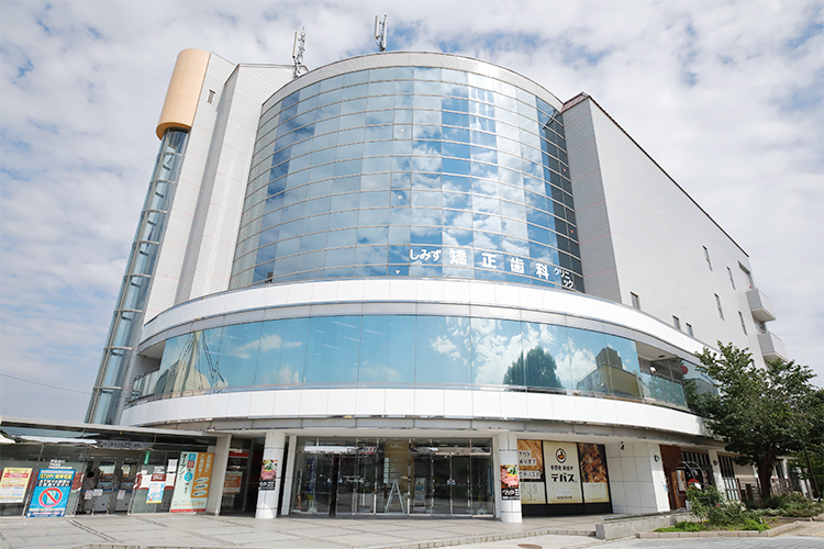 しみず矯正歯科クリニック 奈良市 クリニックは飲食店などが入る商業施設の3階にあり、通いやすい