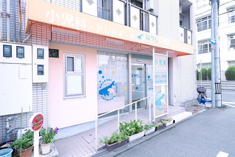 はやし小児科 大阪市城東区 パッと目を引く、鮮やかなオレンジ色の外観が目印