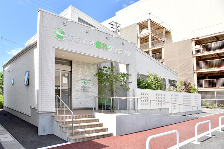 おおぬき歯科クリニック 新潟市西区 国道116号線沿線にある大型スーパーの駐車場内に位置