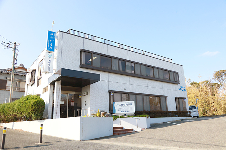 三浦中央医院 三浦市 三浦海岸駅から徒歩5分。遠方から訪れる患者の姿も