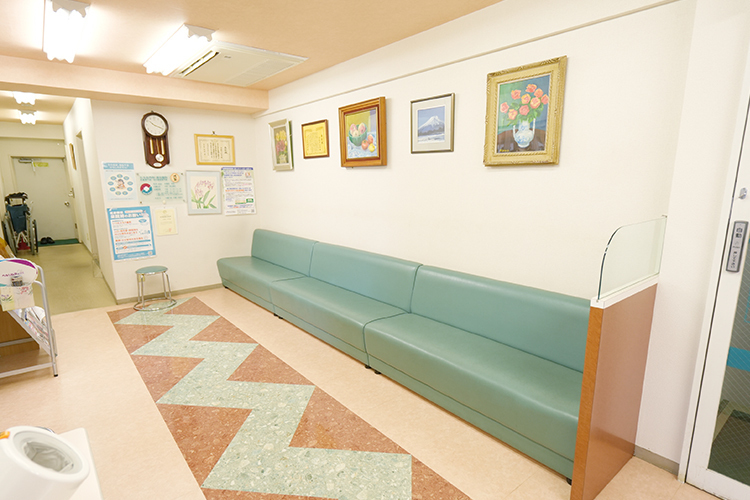 たらお内科 横浜市旭区 二俣川駅南口から徒歩2分。ギャラリーのような落ち着いた院内