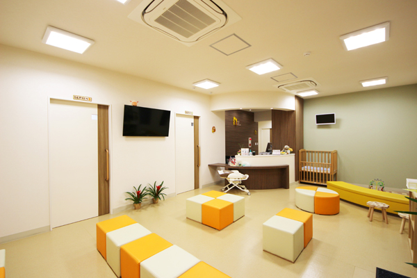 一般外来の待合と受付。スタッフが明るく丁寧に対応してくれる