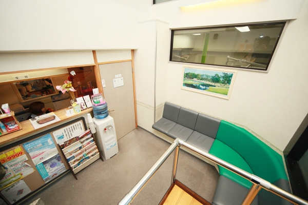 混雑時でもゆったり腰掛けられる待合スペース 27711 ma 2 1358758615