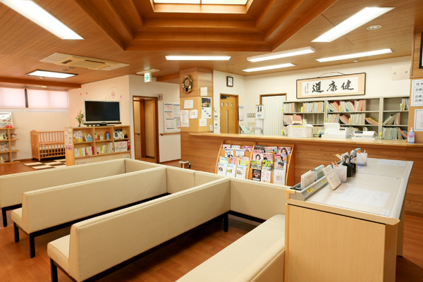 木のぬくもりがあり、落ち着いて待つことができる待合室 2