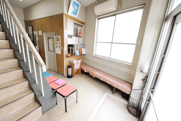 明るい日差しが差し込む待合室 26453 ma 2 1400051005