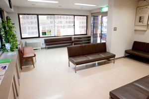待合室は広々としていて、混雑も気にならない 10441 ma 2 1333071327