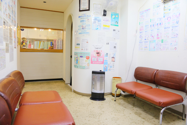 歯のケアや健康づくりに役立つ医療情報を貼り出している