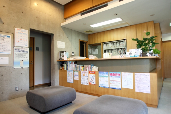 コンクリートの打ちっぱなしと木の印象が絶妙なユニークなデザインでくつろげる院内 12290 ma 2 1410221630