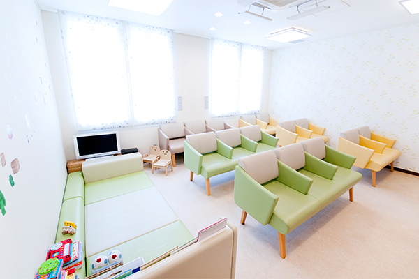 待合室は妊婦に優しく広々と取られている 2