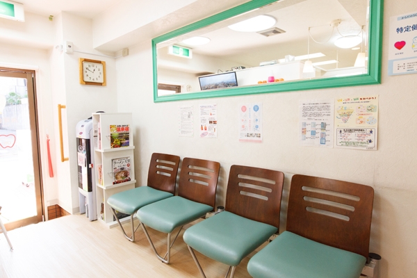 暖かな日の光が差し込み、落ち着いた雰囲気の院内 13431 ma 2 1444298463