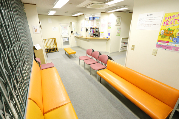 連日、院長と副院長の診察を求めて患者が訪れている