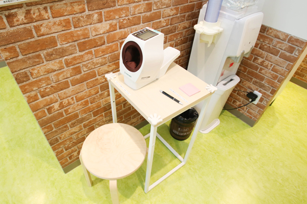 血圧測定器。口腔内だけでなく顔色や血圧などもチェックしている