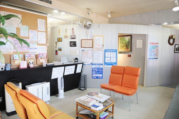患者が作った絵画や人形が並ぶアットホームな雰囲気の待合室 15644 ma 2 1407845895