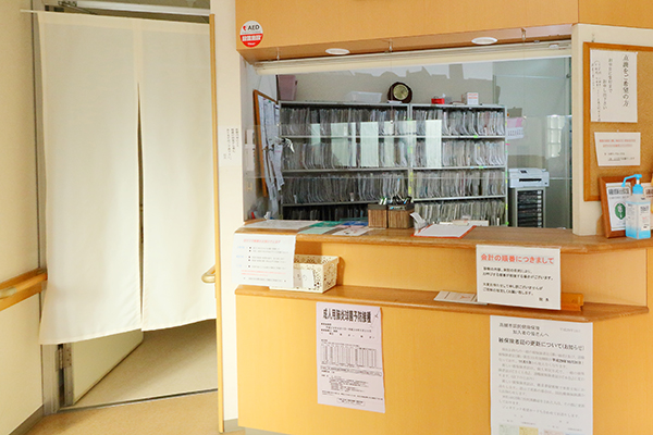 温かい笑顔で迎えてくれる受付 2