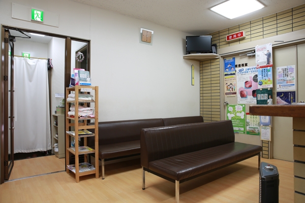 院長は待合室の患者の様子を把握するため、診察室から出て患者を呼び込むのが習慣だ 31123 ma 2 1398320584