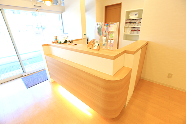 受付ではスタッフが笑顔で迎えてくれる 2