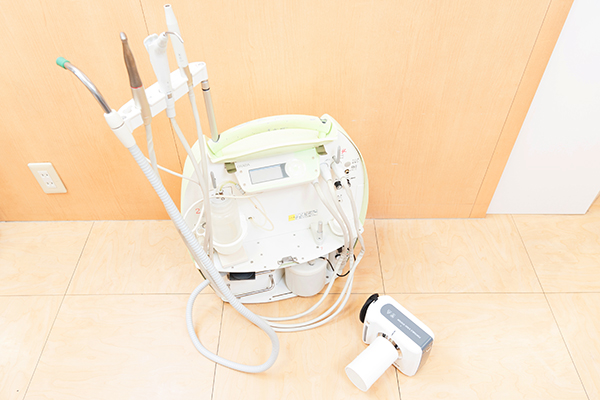 ポータブル機器での診療。レントゲン撮影も可能だ C 2