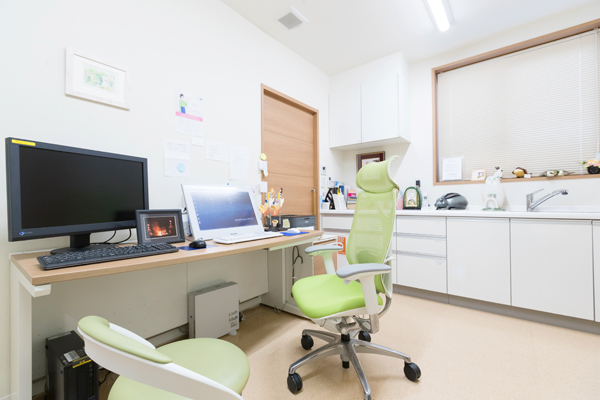 診療室。日本泌尿器科学会泌尿器科専門医の院長が診療を行う Cs2