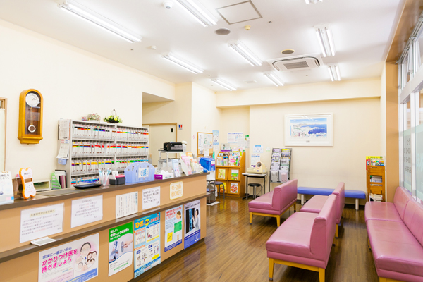 待合室は広々としていて、ゆったり待つことができる 2