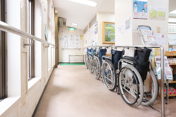 クリニック内にはスロープが設置され、車いすも用意されている 36884 ma 2 1409307491