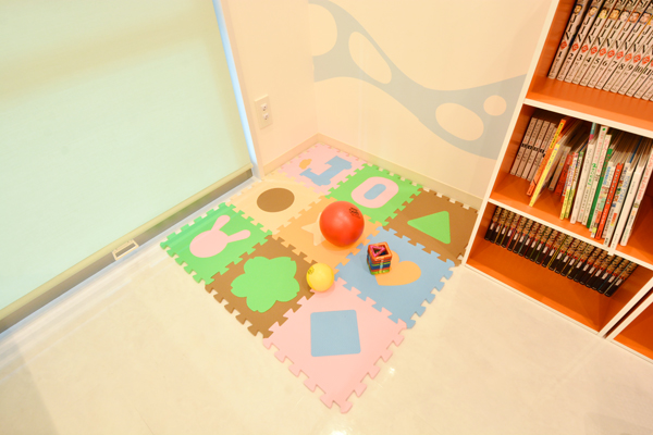 キッズルーム。子ども連れでも安心して来院できる 2
