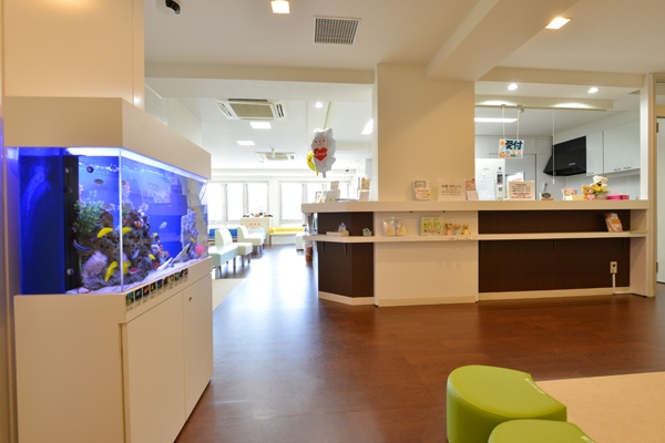 親御さんたちのコミュニケーションの場としても利用できるエントランスホール 11838 ma 2 1450082983