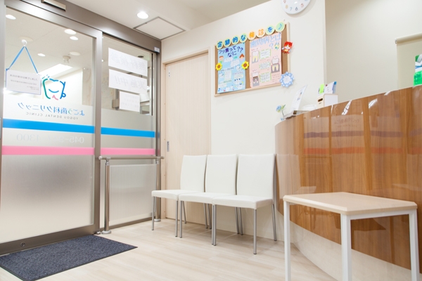 待合室には、患者さんに伝えたい歯の健康について、手作りのポップを掲示している 174429 ma 2 1435309750