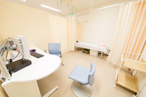 泌尿器科の診療室。耳鼻咽喉科、小児科との連携も心強い 2