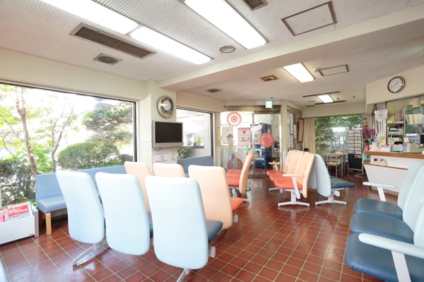 待合室。落ち着いて診察までの時間を過ごすことができる 56941 ma 2 1445504361