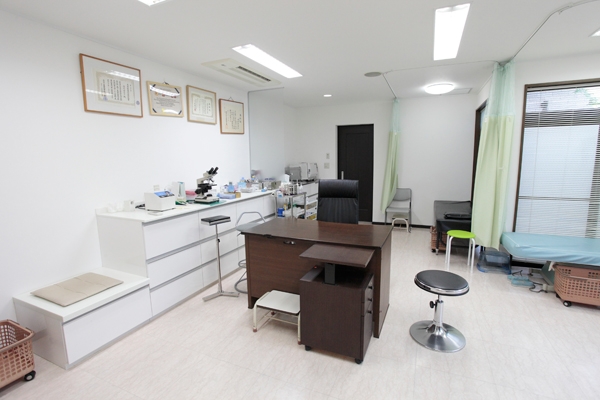 広々とし、清潔感あふれる診察室には各種機器がそろう 39818 ma 2 1406544626