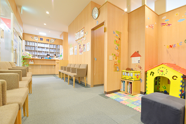 キッズスペースもあり、子ども連れにうれしい待合室 2