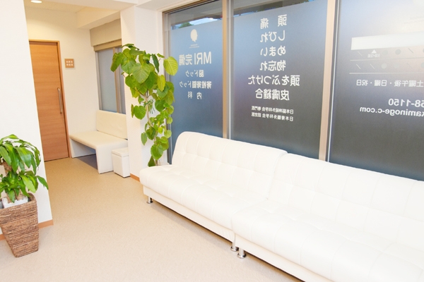 所々に緑が設置されてリラックスできる待合室 36575 ma 2 1371637789