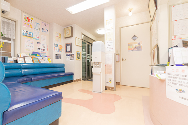 広々とした待合室。さまざまな情報を院内で提供している 2