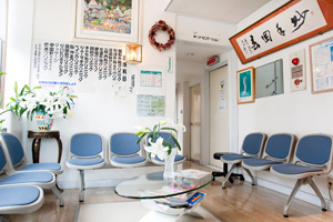 待合室は花が飾られ、明るい雰囲気 11146 ma 2 1309339518
