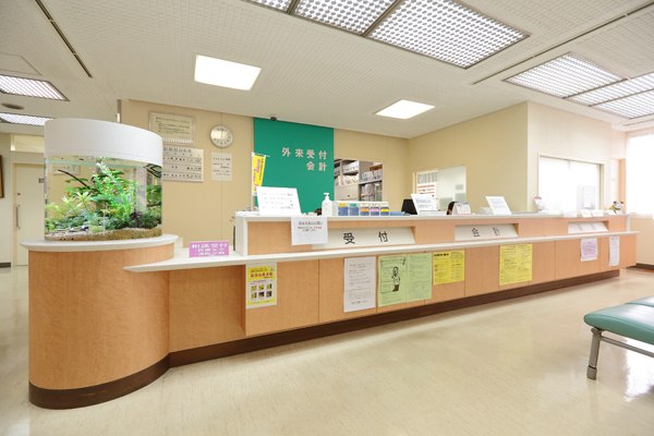 相談受付業務も行っている外来受付 2