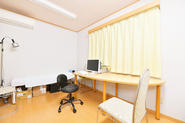 診察室。外来患者も受け入れ可能 2