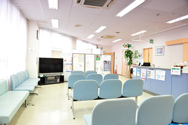 3階待合室。広々としたスペースで落ち着いて待つことができる 2