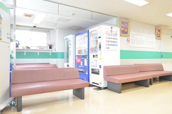丁寧な受付が対応してくれる待合室 20180704 2