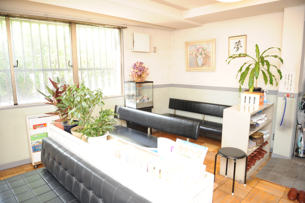待合室はゆったりくつろげるソファーでリラックスできる %ef%bc%92
