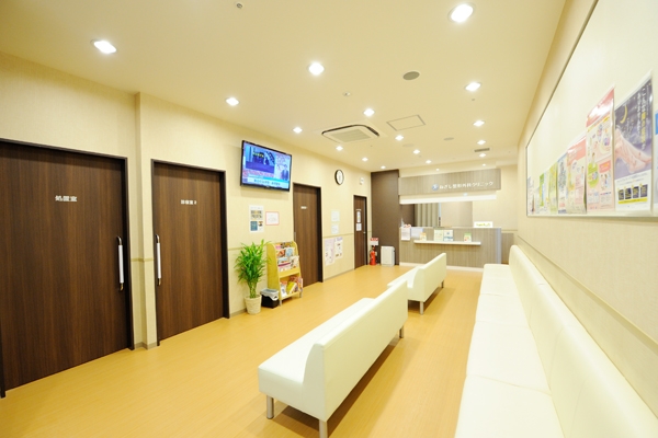 広々とした待合室にはテレビや雑誌が設置され、くつろげる空間 2