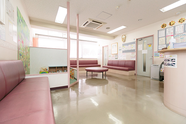 光が差し込み、広々とした受付・待合スペース 2