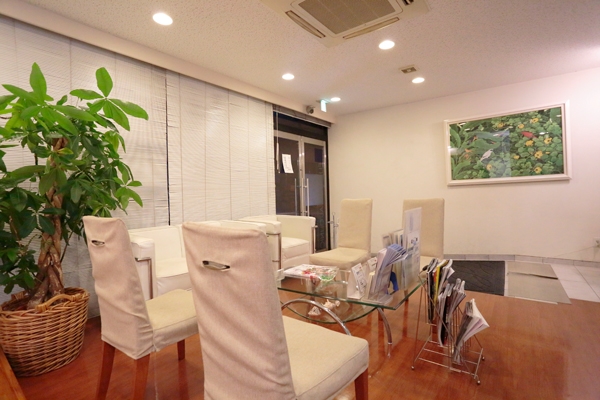 院内はバリアフリー設計。待合室は落ち着いた雰囲気 157359 ma 2 1444027735