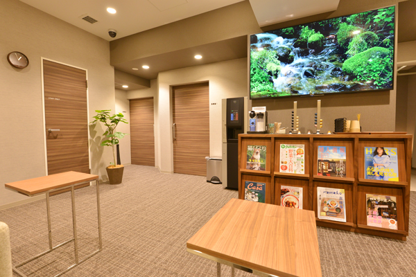 外待合室と中待合室があり、ドリンクサービス完備 Cs2