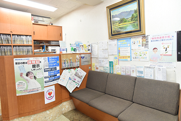 待合室では雑誌なども置かれている Cs2