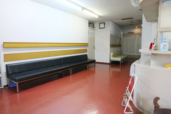 待合室は広々。圧迫感を感じさせないつくりになっている Cs 2