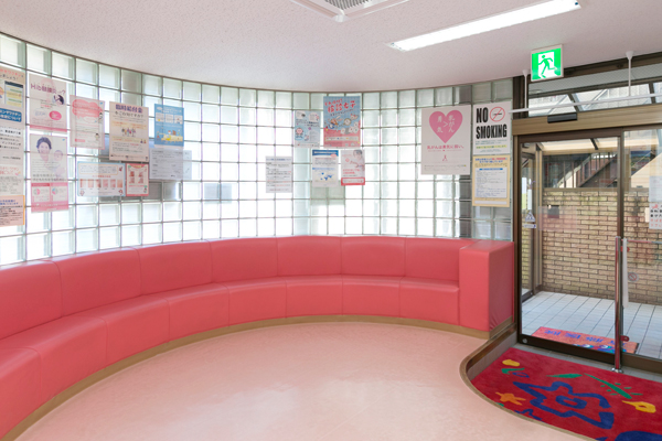 やわらかいピンクが優しい印象の待合室 2